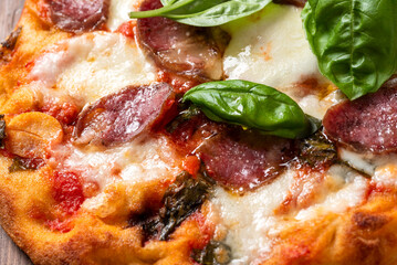 Pinsa romana con salsiccia e pecorino, cibo italiano 
