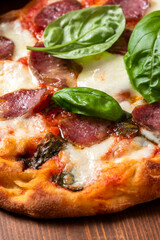 Pinsa romana con salsiccia e pecorino, cibo italiano 