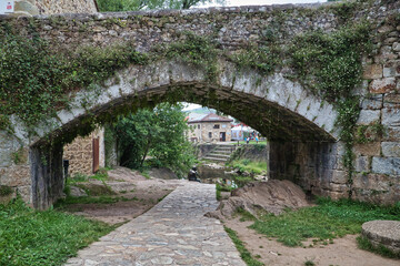 Obraz premium The Liérganes Bridge, also called Roman bridge (although it is not) or main bridge is a symbolic and emblematic place in the town. It was built between 1587 and 1606 over a previous medieval bridge.