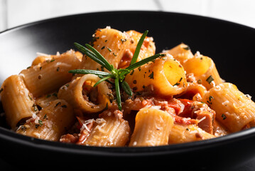 Mezze maniche con ragù alla bolognese, pasta italiana 