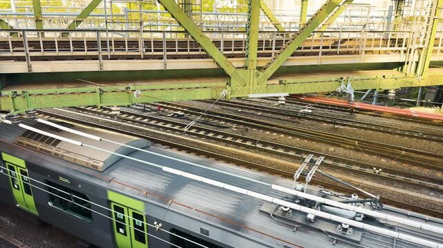 八ツ山橋周辺を通過する京急電鉄と山手線