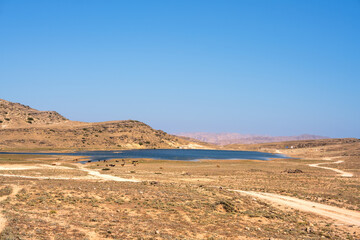 Ruhige Berglandschaft mit See Idyllische Wüstenoase