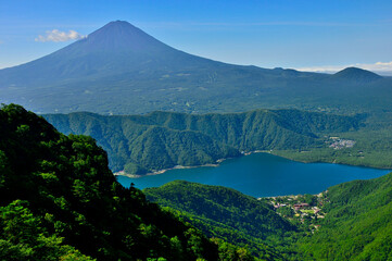 Fototapeta premium 御坂山地の十二ヶ岳より 夏の富士山と西湖を望む 