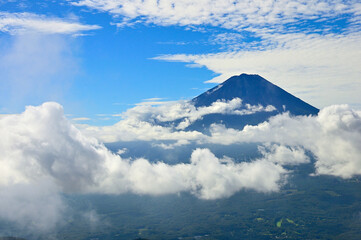 御坂山地の雪頭ヶ岳より望む雲わく夏の富士山
