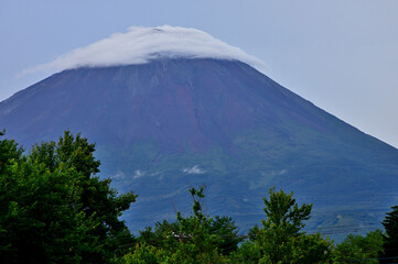 Fototapeta premium 山梨県富士河口湖町 根場から望む雲被る夏の富士山 