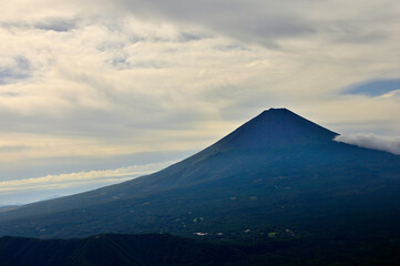 Fototapeta premium 御坂山地の吉沢山から 雲たれこめる夏の富士山