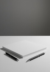 白ノートに黒ペン二本 静謐な光と影の調和