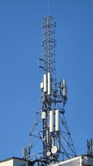 wieża telekomunikacyjna anteny 5G niebieskie niebo © Miroslaw