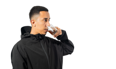 Retrato de hombre hispano tomando un cafe en fondo transparente - foto de stock 