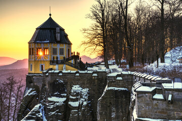 Die Friedrichsburg (Festung Königstein) mit Sonnenstern winterlicher Stimmung