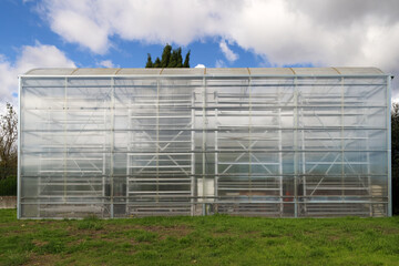 Obraz premium Large greenhouse structure standing in aquilino ribeiro machado garden and horticultural park