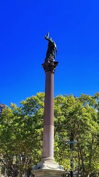 Tilt-up wide shot video columna de la paz sculpture monument at 18 de julio street in the city of montevideo, uruguay

