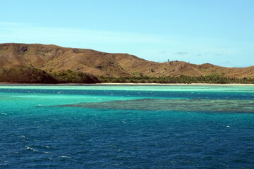Naklejka premium Islands surrounded by clear blue water in Fiji