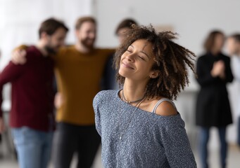 Obraz premium Women receive emotional support and validation from friends through collective applause and encouragement in a therapeutic setting focused on trust, psychology, and stress relief, all while