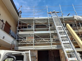 Lavori in corso nel cantiere edile in città in primavera