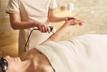 全身脱毛するシニア女性