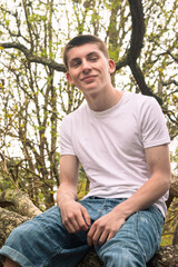 Obraz premium Teenage boy in a tree