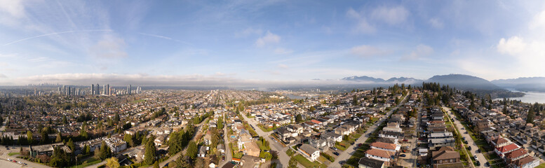 Obraz premium Panoramic Aerial View of a Residential Cityscape with Mountains and Skyline