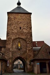 La tour de la Porte des Forgerons à Molsheim en Alsace vue depuis l’extérieur de l’enceinte