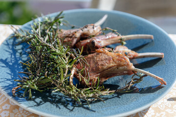 ラムチョップ、バーベキューで肉を焼く、香草