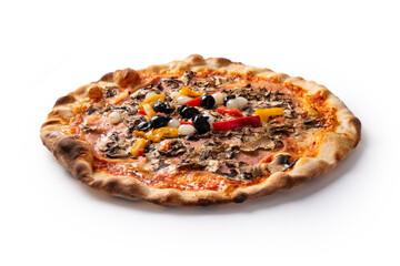 Pizza con prosciutto cotto, funghi, peperoni, cipolline, olive, mozzarella e sugo, cibo italiano 