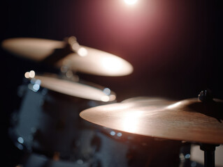 Naklejka premium Drum set with glowing cymbals under spotlight creates dramatic effect