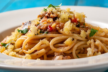 Spaghetti con sardine e briciole di pane croccante, pasta italiana 