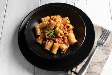 Piatto di mezze maniche al ragù di manzo, pasta italiana 