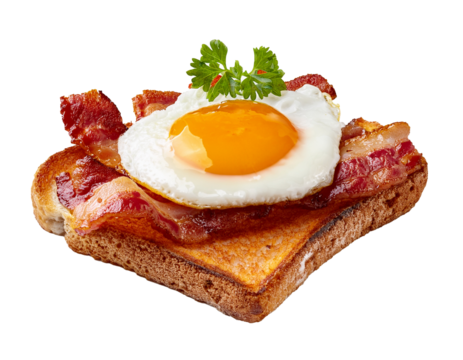 Toast mit Speck und Spiegelei isoliert auf weißen Hintergrund, Freisteller