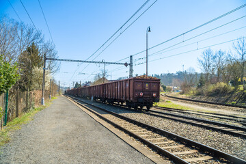 Obraz premium Karlstejn- Czech- 3 April 2025: spring morning, a freight train carrying lumber