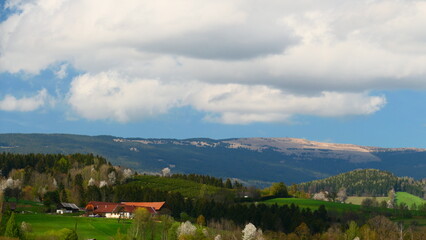 Fototapeta premium Blick auf den Hochwechsel über das Oststeirisches Hügelland 