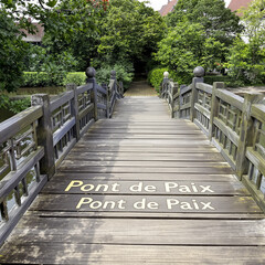 Fototapeta premium Serene Eastern Garden Bridge with 'Pont de Paix' Inscription