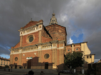 la cattedrale di Santo Stefano e Santa Maria Assunta a Pavia; luci del tramonto