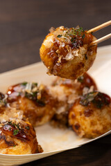 たこ焼きを竹串で刺して持ち上げる様子