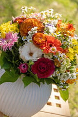 Kugelförmiger bunter Blumenstrauß in einer Vase