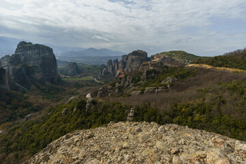 Obraz premium Rock formations Meteora with Roussanou, Varlaam, Great Meteoron and Agios Nikolaos Monasteries building on top of rocks, Kalambaka, Thessaly, Greece