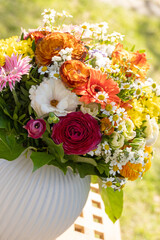 Kugelförmiger bunter Blumenstrauß in einer Vase