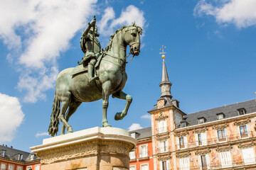 Obraz premium Philip III statue in Plaza Mayor and Casa de la Panaderia, Madrid, Spain.