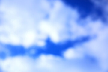 青空と雲をぼかした背景素材