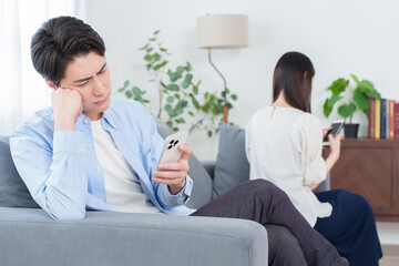 夫婦　カップル　喧嘩　スマートフォン