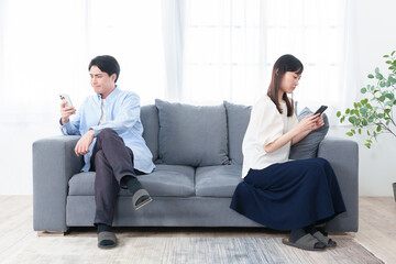 夫婦　カップル　喧嘩　スマートフォン