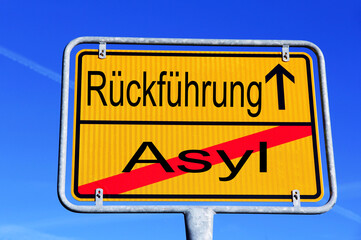 Deutsches Straßenschild mit der Aufschrift Asyl und Rückführung