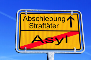 Deutsches Straßenschild mit der Aufschrift Asyl und Abschiebung Straftäter