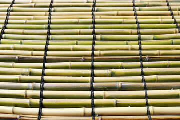 竹を黒いシュロ縄でスノコ状に組んだ井戸の蓋