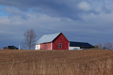 Obraz premium red cottage and blue sky