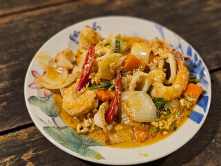 Stir-fried shrimp with curry