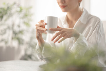 コーヒーを飲む女性