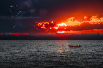Obraz premium a sky divided, where storm meets sun near Melawai beach in Balikpapan Bay.