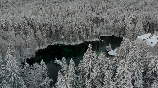 Badersee kleiner Bergsee in Grainau bei Garmisch-Partenkirchen, Deutschland Luftaufnahme im Winter. Mountain lake in Greinau with crystal-clear water of emerald green color, aerial view in winter. 