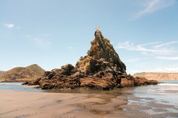 Ninepin Rock &ndash; Striking Coastal Formation at Whatipu Beach, New Zealand